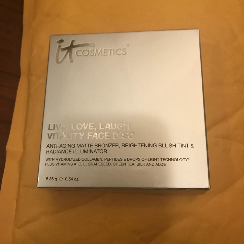 NWT-It cosmetics face disc